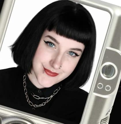 Retrato de Valentina Truffa enmarcado en una cámara digital vintage